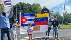 Un centenar de personas secundan la concentraci�n contra Cuba junto a la estatua del Che en Oleiros