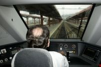 Un maquinista en la cabina de un tren.