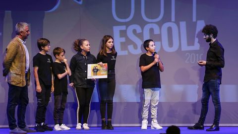 Alumnos del CEIP Pluriling�e da Palmeira recogen el premio por  Agapito vai de viaxe 