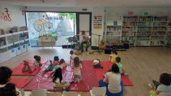 As actividades da Semana do Libro e da Lectura continuaron onte en Carballo. Na imaxe, Pablo D�az