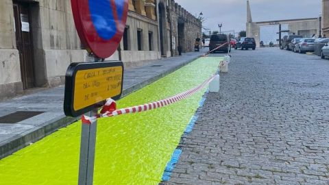 Adoquines pintados para acotar plazas de aparcamiento reservadas en Cimavilla