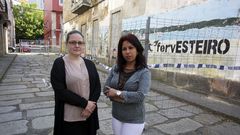 Thais Rey y Andrea Serna, delante del edifcio cuyo abandono ha provocado el cierre parcial de la calle donde tienen sus negocios