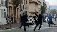 Agentes de polic�a repelen a los manifestantes este martes en Par�s