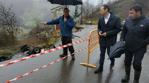 El consejero de Presidencia y Participacin Ciudadana, Guillermo Martnez, con el alcalde de Laviana, Julio Garca, visita la zona afectada por las riadas