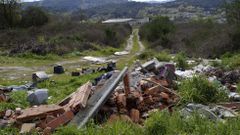 Vertederos incontrolados.En Ribadavia hay vertederos ilegales entre el cementerio de San Cristobo de Regodeig�n y el parque empresarial