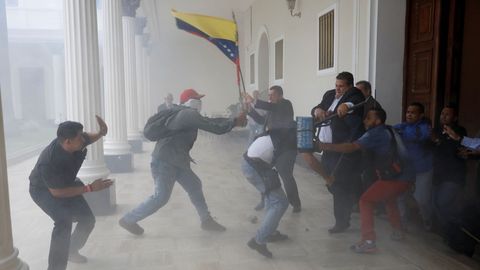 Partidarios de Maduro, a su entrada en el palacio legislativo