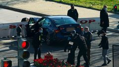 Agentes recogen pruebas en el zona donde el atacante estamp� el veh�culo contra una barrera que defiende el Capitolio