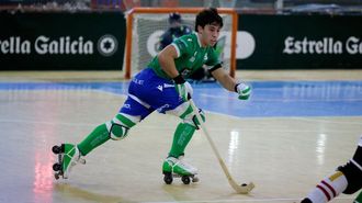 Jacobo Copa, amenazado de muerte por aficionados visitantes, durante un partido.