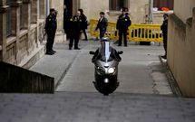 El juez Castro sube en moto por la rampa que ma�ana deber� bajar la infanta Cristina.