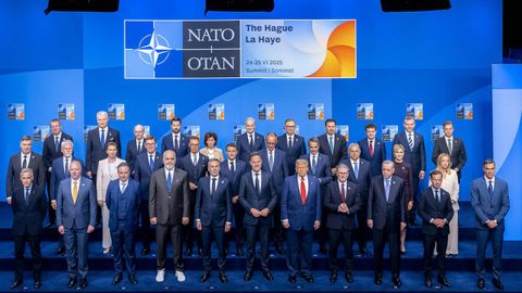 En la foto de familia de la cumbre de la OTAN en La Haya se pudo ver a Pedro Sánchez en una esquina, ligeramente apartado del resto de los dirigentes aliados.  