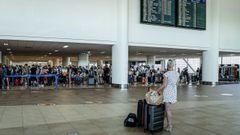 Los brit�nicos se agolpan en el aeropuerto de Faro cuando interrumpen sus vacaciones en el Algarve para regresar a casa debido a las nuevas reglas de cuarentena del gobierno brit�nico