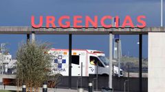 Una ambulancia en el área de Urgencia del HUCA