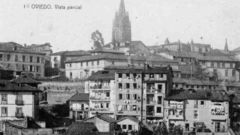 Vista de la ciudad de Oviedo, al fondo se puede apreciar la torre de la Catedral de San Salvador