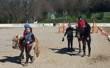 Ni�os de Aranes disfrutando de los caballos, en Mouriscade. 