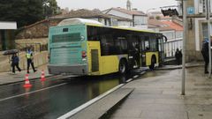 Autob�s accidentado el pasado 10 de octubre en la r�a das Rodas, con cinco viajeros heridos, tras perder el control su conductora al realizar el giro en la curva de San Roque