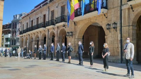 Minuto de silencio en el Ayuntamiento de Oviedo por las vctimas del coronavirus