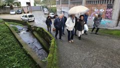 Un grupo de vecinos, en la zona afectada por las inundaciones de Padre Fernando Olmedo y Casimiro Gmez, en Pontevedra