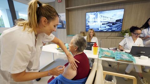 Inicio de la campa�a de vacunaci�n contra la gripe y el covid en una residencia de mayores de Pontevedra.