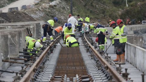El empalme con el eje atl�ntico, a la altura del pol�gono de V�o, es una infraestructura clave para la conexi�n ferroviaria de Langosteira