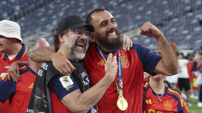 Borja Iglesias, celebrando el triunfo de la selecci�n espa�ola en el Mundial junto a Javier Bardem.
