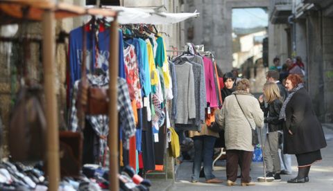 El feir�n de Pontedeume se desarrolla los s�bados por las calles del casco antiguo. 