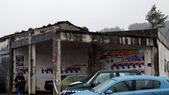 Tal es el abandono de galpones en el muelle viejo de Viveiro, que en la cubierta de uno crece un �rbol (a la derecha, en la esquina superior de la foto)