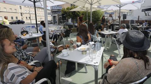 Foto de archivo de una actuacin musical en una terraza hostelera de Foz