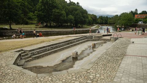 La piscina termal de Lobios se ha habilitado a orillas del río Caldo.