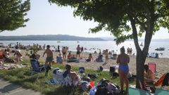 La playa del Lago de As Pontes, llena de gente este verano