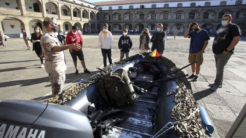 En el patio central del Cuartel de Dolores se exhiben equipos y material de los infantes de Marina, como una embarcaci�n y diferentes armas