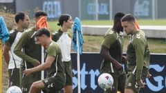 Franco Cervi, Jospeh Aidoo y Mihailo Ristic, con miembros del cuerpo t�cnico del Celta en un entrenamiento.