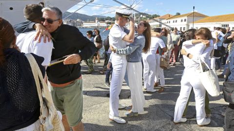 Bienvenida de familiares a guardiamarinas que llegaron este viernes a Marn en el Juan Sebastin de Elcano