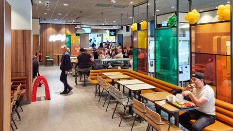 Interior del nuevo local de McDonald's, en los Cantones de A Corua