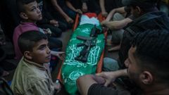 Palestinos se congregan alrededor del cuerpo de Imad Islim, comandante del Batall�n Al Zaitun y subcomandante de la Brigada de Gaza en las Brigadas Izz ad-Din al-Qassam, durante su funeral en el barrio de Al Zaitun, al este de la ciudad de Gaza, este jueves