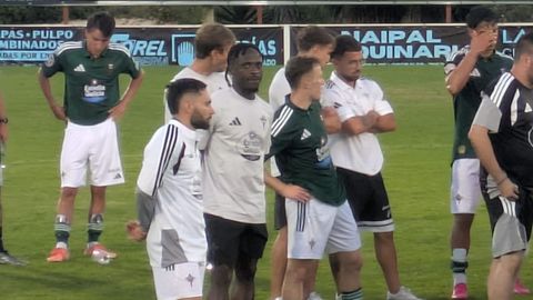 El ghan�s, al lado de Migue Leal en el partido disputado en casa del Villalonga