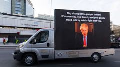 Una furgoneta con una imagen de Boris Johnson y un mensaje de �nimo, en Londres