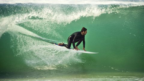 Surf en la playa de Esmelle.