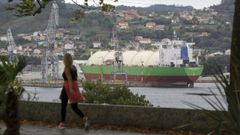 Un metanero para el transporte de gas licuado entrando a reparar en Navantia, en Fene