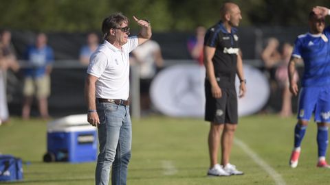 Juan Antonio Anquela, tcnico del Real Oviedo, en un momento del triangular que su equipo disput en El Berrn