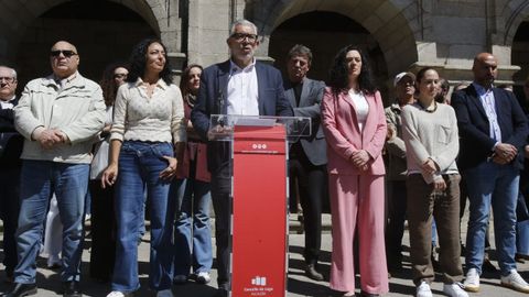 En el centro el alcalde, Miguel Fern�ndez, durante su comparecencia, acompa�ado por concejales y otros representantes del PSdeG, como Jos� Ram�n G�mez Besteiro o Carmela L�pez