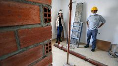 Francisco y Mari�a, en el interior de una vivienda que est�n reformando en Vilanova