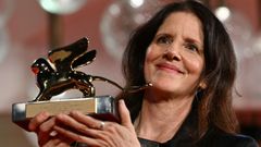 Laura Poitras con el Le�n de Oro recibido por su historia sobre la fot�grafa Nan Goldin.
