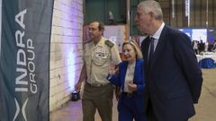 El consejero delegado de Indra Group, Jos Vicente de los Mozos (d), acompaado de la secretaria de Estado de Defensa, Amparo Valcarce (c), durante su visita este mircoles al taller de calderera pesada de Gijn que esta empresa adquiri a Duro Felguera con el objetivo de transformarlo en una de las ms modernas fbricas de vehculos militares y carros de combate de Europa