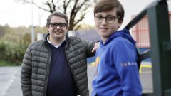Carlos Garc�a y su hijo, del mismo nombre, de 11 a�os, junto al colegio Atocha Betanzos.