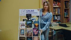 Mercedes Barros, con el expositor de los libros publicados por Galb Producciones.