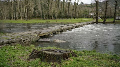 El r�o Avia casi rebasa el puente de As Poldras, en Leiro.