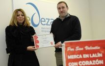 La propietaria de la tienda Karen se llev� el diploma en el concurso de escaparatismo. 