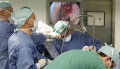 <span lang= es-es >Mayor rendimiento</span>. En los quir�fanos ourensanos se realizaron el pasado a�o 16.593 intervenciones programadas en jornada ordinaria, lo que supone 25 m�s que el a�o pasado. El dato consolida una mejora del rendimiento en esas instalaciones que ha venido constat�ndose desde el 2011 y que se traduce en 14 intervenciones diarias m�s programadas cada d�a y en la reducci�n de las listas de espera. 