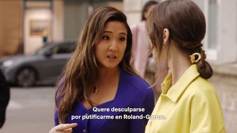 Fotograma de «Emily in Paris» con los subtítulos en gallego.