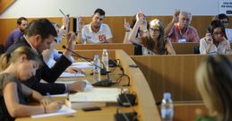 La corporaci�n adopt� varios acuerdos por unanimidad, tras mociones presentadas por la oposici�n. 